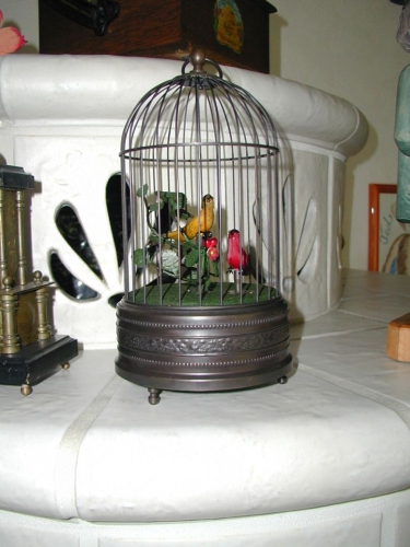 Singvogelautomat mit zwei Vögeln