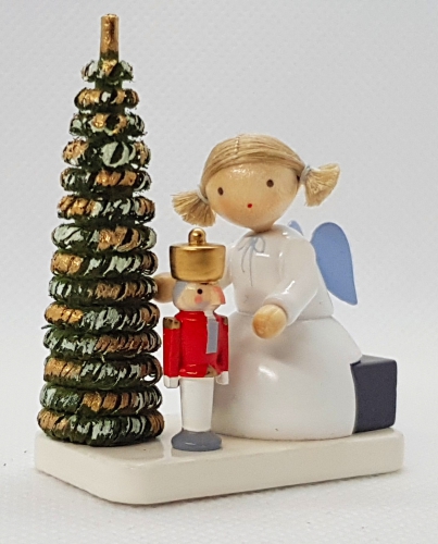 Engel mit Nussknacker am Weihnachtsbaum
