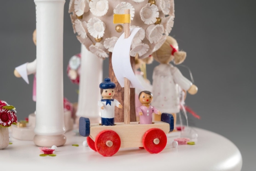Flade Spieldose "Ein schönes Leben"- mit Mädchen, roter Baum